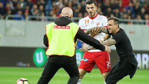 FCSB și Dinamo au primit nota de plată, după incidentele din derby! "Câinii" plătesc cea mai mare amendă pentru fanii intrați pe teren. Sancțiunile date de FRF