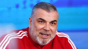 „În România, lumea moare de grija altuia. Am investit averea”. Cosmin Olăroiu, răspuns tăios când a fost întrebat despre salariul de 6.000.000 de euro de la naționala Emiratelor: „Nu o să fac ca Mircea Lucescu”