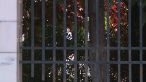 Edi Iordănescu, la negocieri cu Gigi Becali! FOTO | Antrenorul, surprins în curtea vilei patronului FCSB