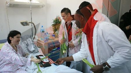 FOTO** Torje, Alexe&co au împărțit flori la Spitalul Clinic CF2