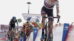 Etapă fabuloasă în Vuelta: Froome a jucat yo-yo cu favoriții, dar a fost învins în ultimii 150 de metri de noul lider, Tom Dumoulin. Olandezul e la cea mai mare performanță a carierei