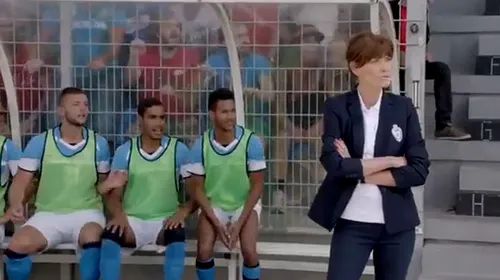 VIDEO | Nici ea nu are licență Pro, dar antrenează. Carla Bruni, în rol de antrenorare de fotbal într-o reclamă. Imagini de vestiar :)