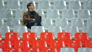 ...Caut spectatori în tribune!**