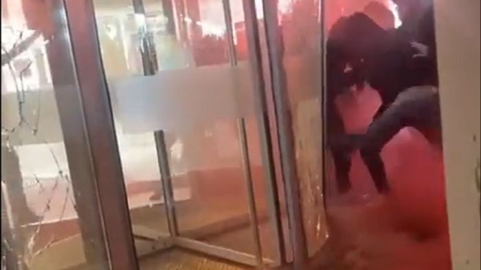 Imagini șocante de la dezastrul făcut de fanii lui Ajax la meciul cu Feyenoord! Ultrașii furioși au rupt ușile de la zona VIP în încercarea de a ajunge la conducătorii clubului | VIDEO
