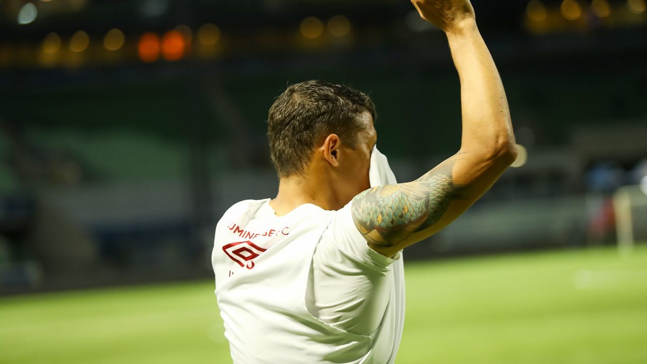 Gest nemaivăzut! Fotbalistul a mers în genunchi tot terenul după ce echipa lui a scăpat de la retrogradare printr-o minune Dumnezeiască