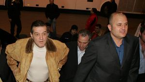 "Mititelu l-a păcălit pe Stoica prin acea clauză!** E doar un mititel care face pe măricelul"