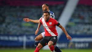 Război în trei pentru transferul lui Ryan Bertrand! Căpitanul lui Southampton rămâne liber de contract și e dorit de Arsenal, Milan și AS Monaco