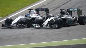 Hamilton a câștigat la Singapore, în timp ce Rosberg a abandonat