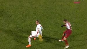 Hațegan, faza și problema! FOTO | Clujenii au avut motive să mai ceară un penalty, centralul din Arad n-a văzut hențul lui Alibec înainte să-l elimine pe Peteleu