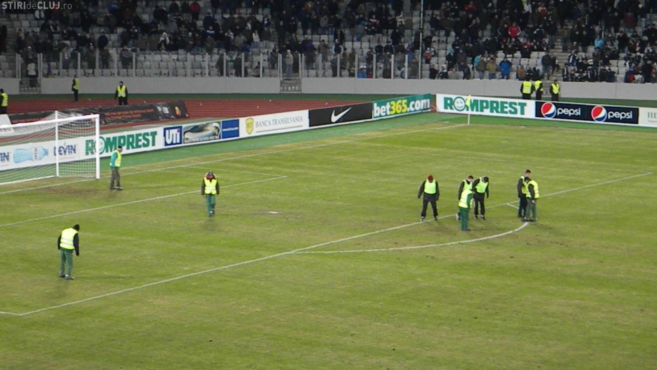 FOTO** Gazonul de pe Cluj Arena a cedat după numai 45 de minute de joc! Cum au încercat organizatorii să-l repare în pauză