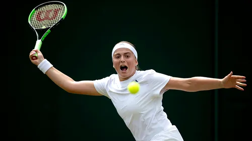Constanta Ostapenko. Letona își croiește drum cu 'buf' și 'bum' spre o primă semifinală în turneul de la Wimbledon, după o nouă demonstrație de forță. Momentele-aprinse ale duelului cu Dominika Cibulkova | VIDEO