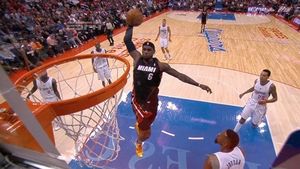 Dunk, dunk, dunk. James l-a bătut pe Griffin în cel mai spectaculos meci al sezonului