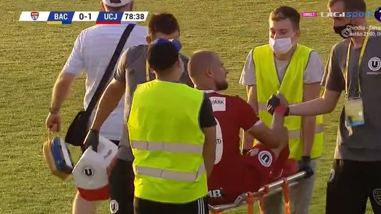 Alertă la U Cluj! Gabriel Tamaș a ieșit pe targă de pe teren și a fost transportat la spital | FOTO & VIDEO