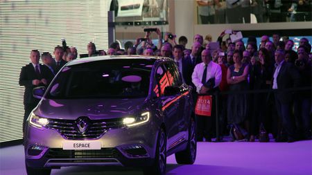 SALONUL DE LA PARIS | Renault, defilarea dinamică de "catwalk" pentru noul Espace și un super-hibrid cu aspect de mașină sport