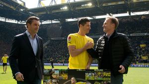FOTO - Moment emoționant la meciul de rămas bun al lui Robert Lewandowski. Polonezul i-a dăruit tricoul de joc unui fan 
