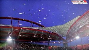 Derby-ul Benfica - Sporting a fost amânat din cauza vântului foarte puternic, care a desprins bucăți din stadion