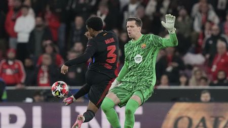 O fază care se vede la 50.000 de meciuri! Toată planeta a rămas şocată: Szczesny şi Balde s-au ciocnit ca în cascadorii râsului şi Barcelona a luat un gol nemaivăzut cu Benfica