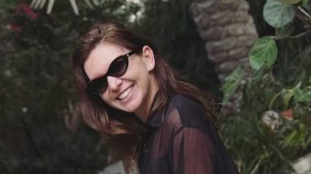 Simona Halep, în costum de baie şi cămaşă transparentă! Cât costă geanta Marni de plajă