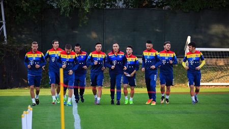 FOTO REPORTAJ | Echipa națională, sub bagheta lui Contra. "Guriță" a condus primul antrenament într-o atmosferă destinsă, cu doar 10 jucători. N-au lipsit autografele și jocul de tenis cu piciorul