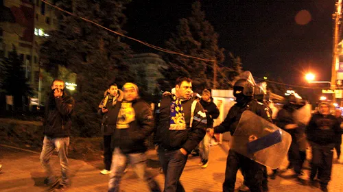 S-a întors Desfigurel Mutrea! Jandarmii i-au călcat în picioare pe fanii Petrolului