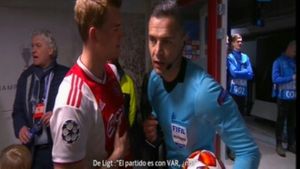 FOTO | Momentul surprins înainte de Ajax - Real Madrid. Întrebarea incomodă a tânărului de Ligt pentru arbitrul Skomina