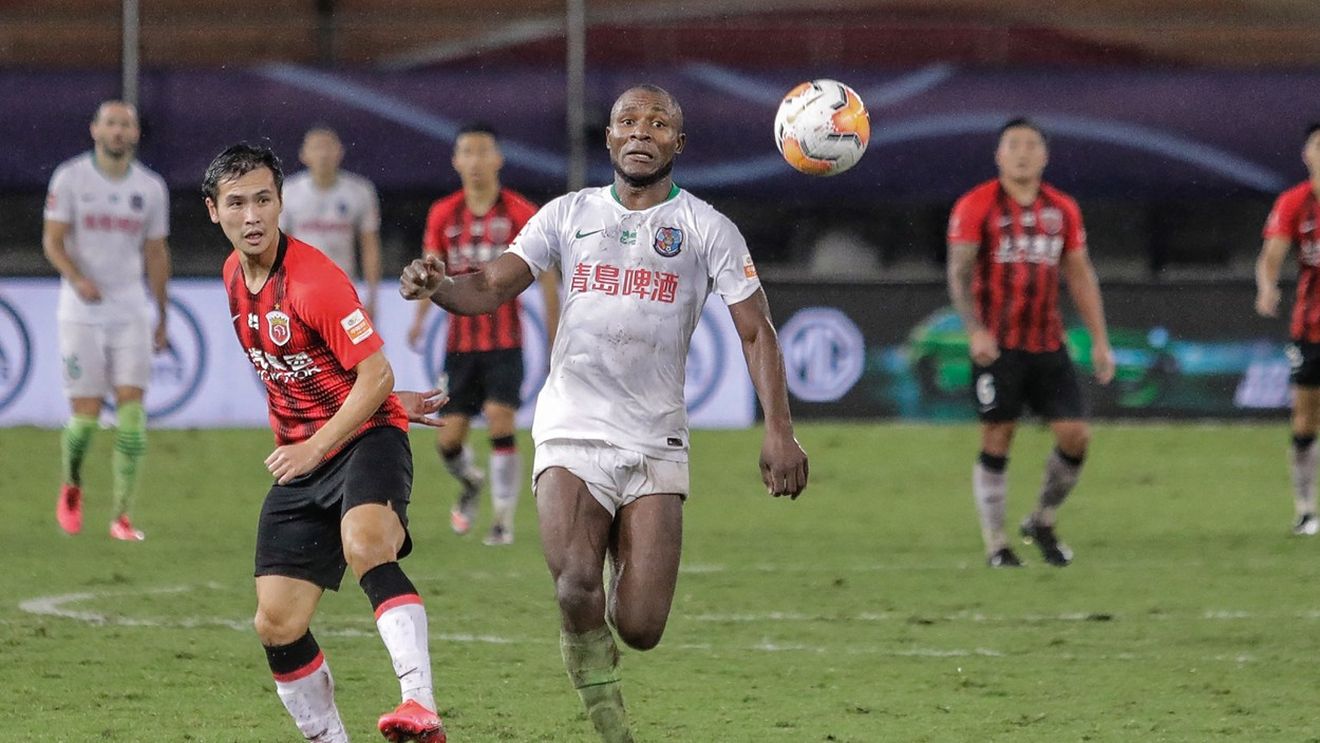 Cum au râs cititorii de transferul lui Joseph Minala la Universitatea Craiova: „Legenda spune că a jucat fotbal cu Ion Iliescu! Dacă îl vede Prodanca, îl cere în căsătorie”