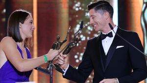 Iga Swiatek, de nerecunoscut la trei luni după triumful de la Roland Garros! Cum a apărut alături de Robert Lewandowski | FOTO și VIDEO