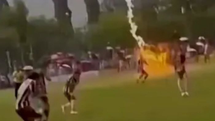 Tragedie! Fotbalist ucis de fulger în timpul meciului: alte 12 persoane au fost rănite