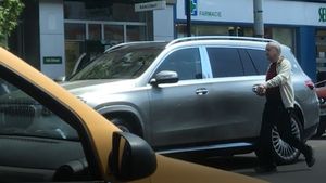 Gigi Becali conduce Maybach-ul și după ce a rămas fără permis + Luțu cu un teanc uriaș de bani în mână | FOTO&VIDEO EXCLUSIV