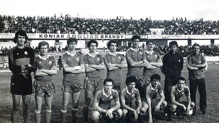 Cipru - România, o fotografie de colecție! În poză apar Boloni, Ștefănescu și Coraș, meci care ne-a dus la Euro 1984! Gol venit abia în minutul 78 și ultimele minute la națională pentru Gigi Mulțescu, înlocuit cu Gică Hagi. SPECIAL