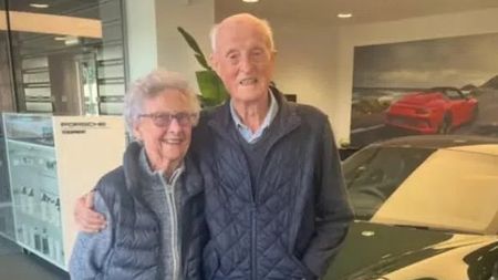 Ce mașină și-au luat cadou doi soți de 92 de ani la aniversarea a 70 de ani de căsătorie! E marca favorită a lui David Popovici