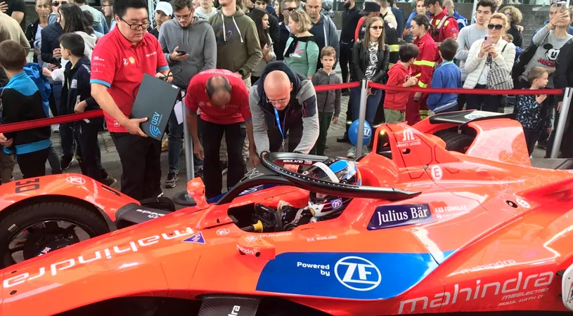 Premieră la Timișoara! Un monopost de Formula E, pilotat de Nick Heifdfeld, a făcut show în zona centrală a orașului