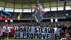 Fanii și jucătorii Stelei, mesaj ferm pentru conducere după ultimul meci al sezonului: ”Vrem Steaua în A!” Suporterii au pătruns pe teren și au sărbătorit promovarea