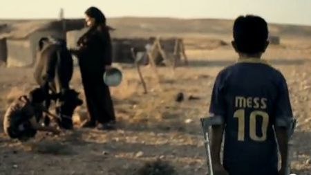 EMOȚIONANT!  "Messi din Bagdad!"** Asta e imaginea ANULUI 2012! De asta Barcelona e 'mai mult decât un club'