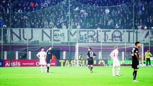 Rapidul e stabil doar în peluză!** Suporterii au participat la o ședință a galeriei: "Vom fi alături de echipă indiferent de  probleme". Ce au decis: