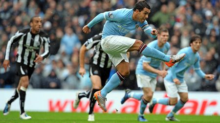 VIDEO De Jong l-a trimis pe Ben Arfa direct la spital!  Tevez, bucurie în tribune după gol