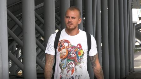 Denis Alibec nu suportă concurența când vine vorba de mașini. Atacantul Astrei conduce un McLaren și a luat „la șuturi” Ferrari-ul condus de Raoul Baicu | VIDEO