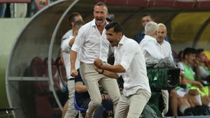 EXCLUSIV | Dică, portret altfel din partea unui nume "greu" din fotbalul românesc: "Va face carieră, dar nu la FCSB". Cele două "defecte" ale antrenorului: "Ce, Mourinho face așa?"