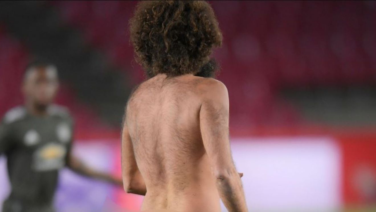 Incident halucinant în Granada - Manchester United! Meciul a fost întrerupt după ce un bărbat dezbrăcat a pătruns pe teren