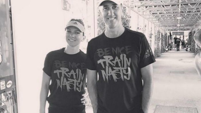 FOTO | Simona Halep și Darren Cahill și-au făcut apariția la Madrid în tricouri de susținere pentru Ilie Năstase: "Be Nice, Train Nasty"