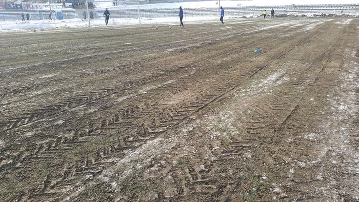Ireal! FOTO | Au intrat cu tractorul pe teren și au făcut haos înainte ca Rapidul să-i umilească: "Am intrat în 1990 în fenomenul fotbalistic, dar n-am văzut în viața mea așa ceva". Bonus: de unde au urmărit fanii giuleșteni meciul jucat pe "tarla"