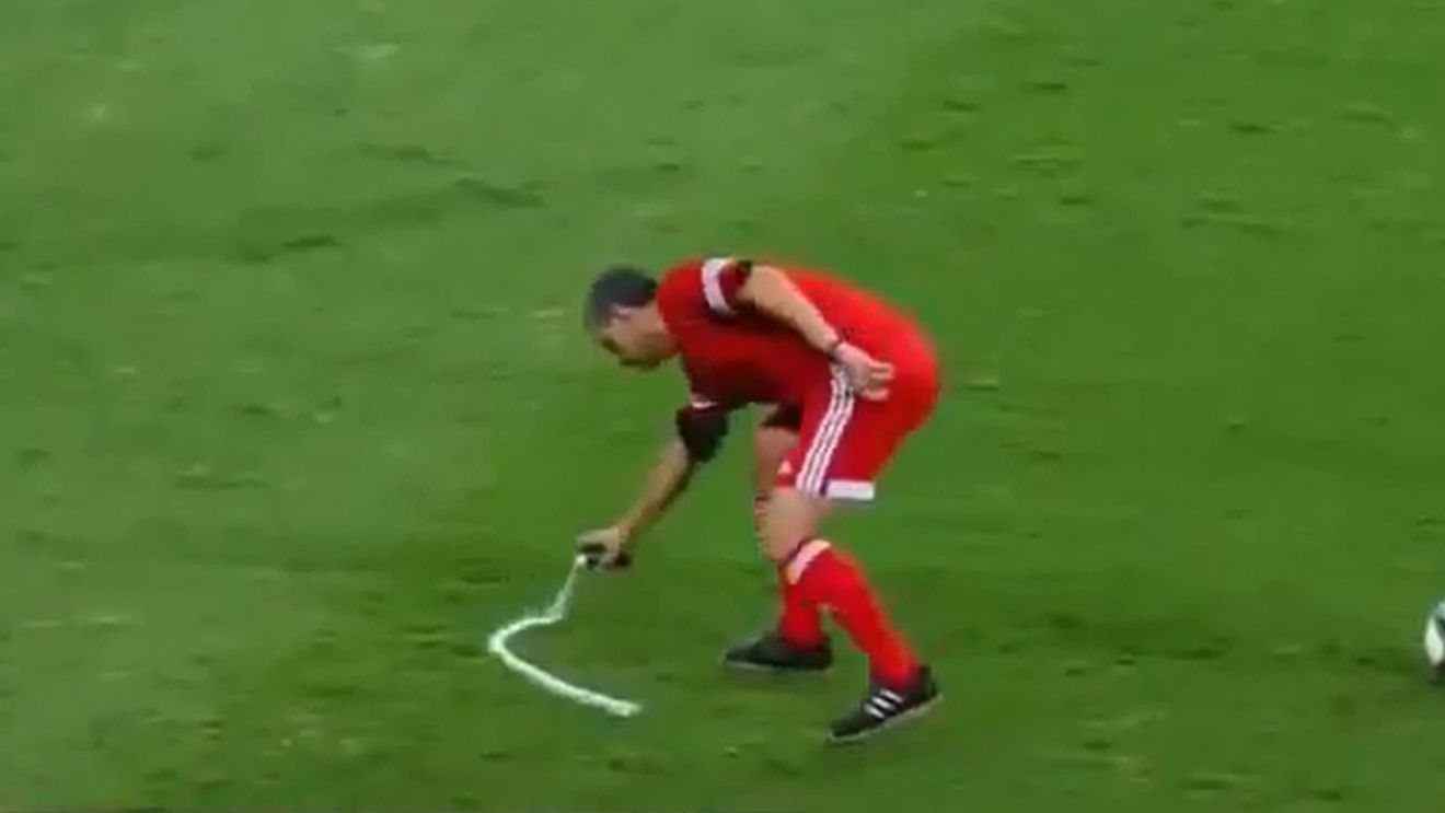 VIDEO | Cel mai creativ arbitru. Ce a făcut cu spray-ul cu care trebuia să delimiteze distanța la o lovitură liberă