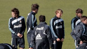 VIDEO 10 'galactici' s-au prezentat la reunirea Realului! Raul și Guti nu au răspuns convocării lui Mourinho!