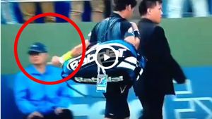 Gest incredibil făcut de unul dintre cei mai buni jucători din lume. Credea că nu e văzut, dar o cameră a surprins asta. VIDEO