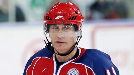 Mai bun decât Bure sau Kamenski! Vladimir Putin a marcat opt goluri într-un meci de hochei cu foste staruri NHL