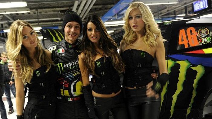 VIDEO Valentino Rossi știe să facă show și pe patru roți!**"Il Dottore" s-a duelat cu Sebastien Loeb la Monza Rally Show 2011