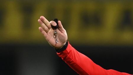 Haos în arbitraj! Suspendare după ce au „comis-o" de 35 de ori într-un meci! Comisia de Disciplină a FR de Handbal a tăiat în carne vie | VIDEO