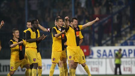 Dinu Gheorghe, desființat de unul dintre actorii "Minunii de la Liberec": "E un mafiot, nu se pricepe la fotbal. 'Vamă' trebuie dat afară de la Dinamo"
