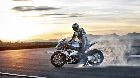 FOTO | Credeai că motocicleta ta e rapidă? BMW a lansat HP4 Race, o "rachetă" de 215 cai putere la 171 de kilograme. Două exemplare au fost deja comandate în România!
