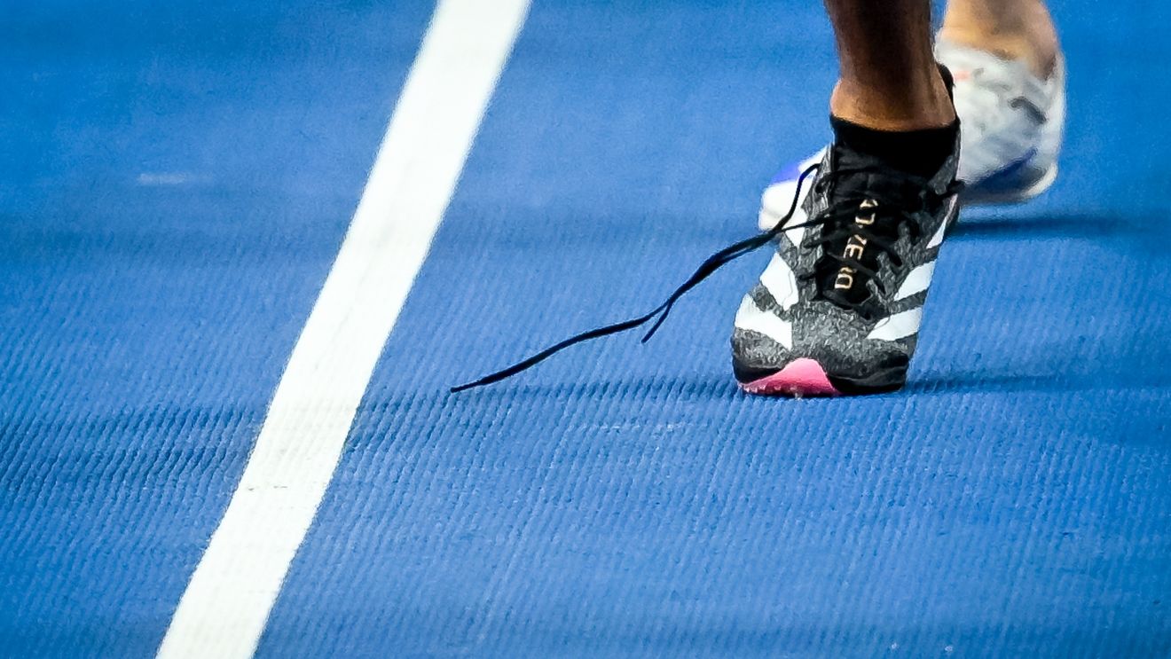 I-a fracturat craniul rivalei chiar în timpul cursei. A plesnit-o cu bățul de la ștafetă: imagini fără precedent în atletism